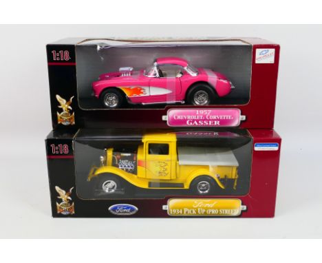 Road Signature - Two boxed diecast 1:18 scale model cars from Road Signature 'Deluxe Edition' range. Lot consists of 1957 Che