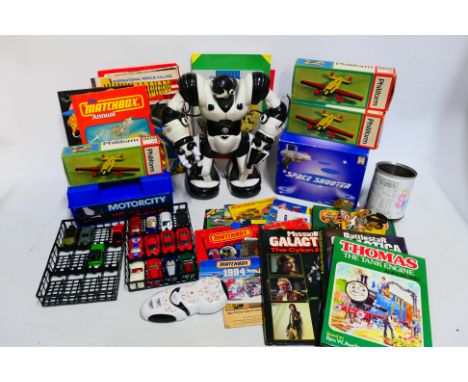 Matchbox - Others - A Matchbox carry case with 16 model cars (mainly Matchbox) with a mixed collection of toys, vintage annua