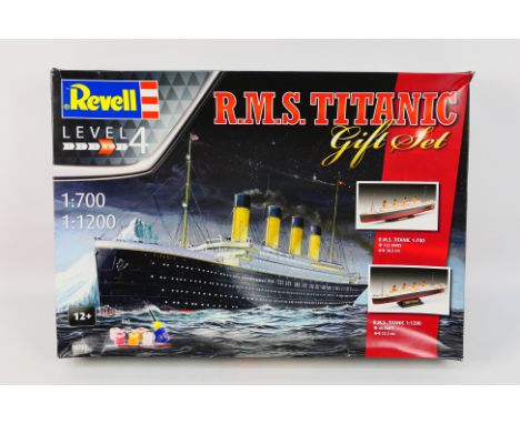 Revell - A Revels Double pack of R.M.S. Titanic Gift set(05727) This set contain two Titanic models;1/700 and 1/1200 scale wi