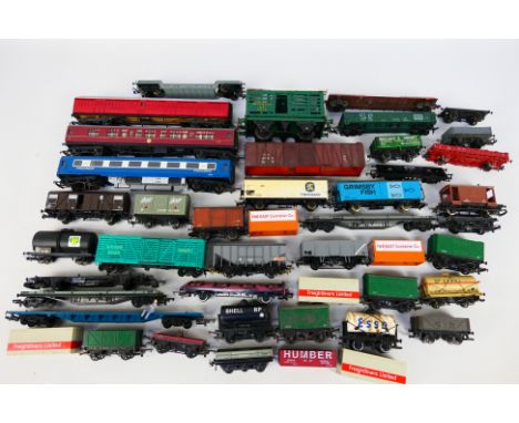 Bachmann - Lima - Dapol - Hornby - Others - Over 30 unboxed items of mainly OO / HO gauge freight and passenger rolling stock