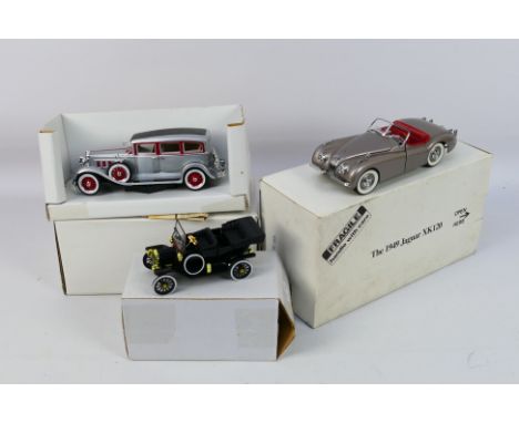 Franklin Mint - Other - A boxed Jaguar XK120 in 1:24 scale, a 1931 Peerless saloon and a Ford Model T. The Jaguar has lost a 