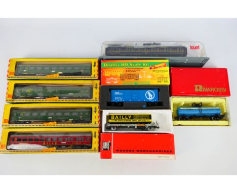 Fleischmann - Jouef - Rivarossi - Eight boxed items of HO gauge passenger coaches and freight rolling stock. Lot includes Fle