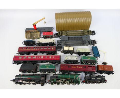 Hornby - Triang - Mainline - A collection of OO Gauge model railway items comprising of unboxed Hornby and Mainline items inc
