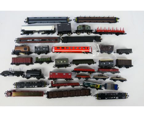 Peco - Arnold - Fleischmann - Lima - Other - Over 30 unboxed items of mainly N gauge items of rolling stock. Lot includes Arn