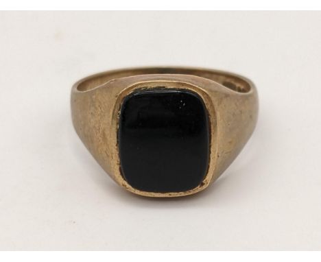 A 9ct gold gents signet ring inset with black onyx, 5.1gLocation: 