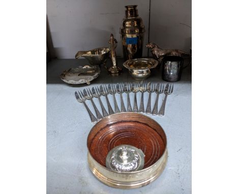 A mixed group of silver plated items to include a cocktail shaker, wine coaster and framed model of a retriever dog, cake for