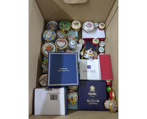 Assorted ceramic and china pill boxes of various designs including Halcyon Days, Spode and others (some boxed)Location: 