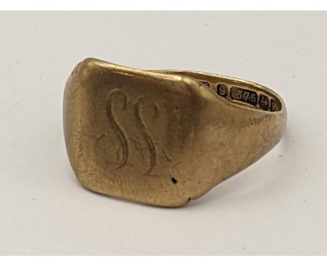 A 9ct gold signet ring, engraved with the initials SS, 4.2gLocation: 