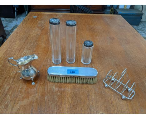 A mixed lot to include a Walker & Hall for compartment toast rack, Sheffield 1921 a cream jug with Roccoco shaped handle, thr