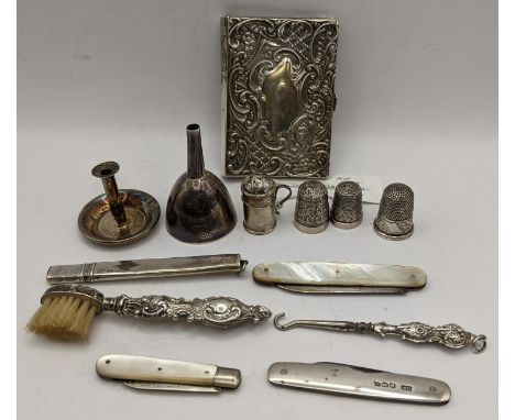 Mixed silver items to include sewing related items, late Victorian miniature shaker and other itemsLocation: 