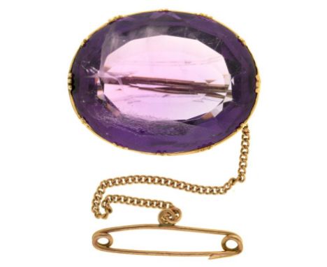 AN AMETHYST BROOCH IN GOLD, MARKED 10CT, 28 MM L, 12G++GOOD CONDITION
