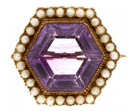 A VICTORIAN AMETHYST AND SPLIT PEARL BROOCH IN GOLD, UNMARKED, 26 X 25 MM, 6.7G++SCRATCHES TO AMETHYST