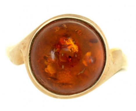 AN AMBER RING IN 9CT GOLD, SHEFFIELD 1993, 5.5G, SIZE R++GOOD CONDITION