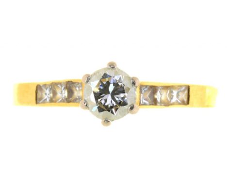 A DIAMOND SOLITAIRE RING, WITH A ROUND BRILLIANT CUT DIAMOND OF APPROX 0.3CT, PRINCESS CUT DIAMONDS TO THE SHOULDER IN 18CT G