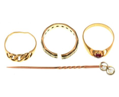 A 9CT GOLD RING, BIRMINGHAM 1991, A GEM SET RING IN GOLD, MARKED 9CT, A SPLIT PEARL SET TIE PIN, MARKED 9CT, 56 MM L AND ONE 