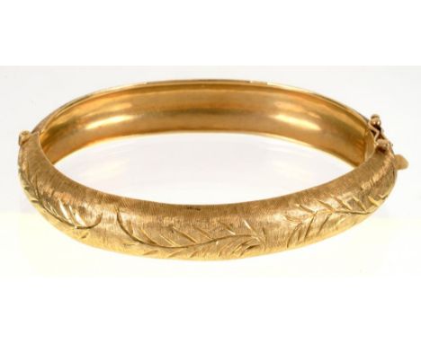 A GOLD BANGLE, MARKED 14K, 62 MM D, 24.8G++GOOD CONDITION