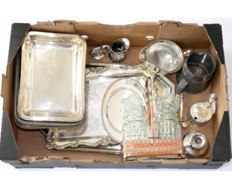 MISCELLANEOUS PLATED WARE, TO INCLUDE A VICTORIAN PIERCED MUSTARD POT, DWARF SILVER CANDLESTICK, ETC 