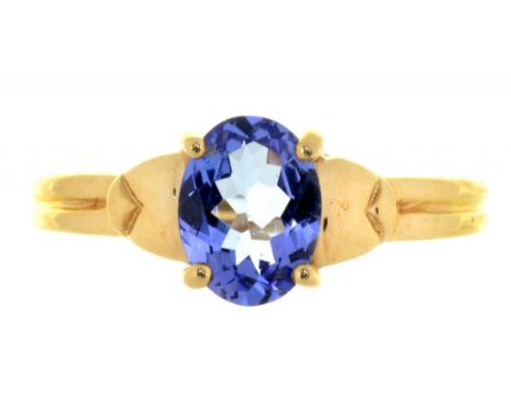 A TANZANITE RING IN 18CT GOLD, THE OVAL TANZANITE APPROX 7 X 5.5 MM, 4G, SIZE N++GOOD CONDITION