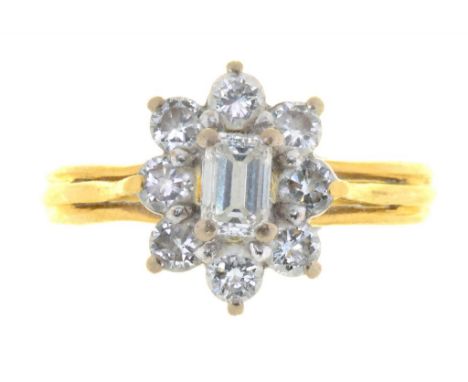 A DIAMOND CLUSTER RING IN 18CT GOLD, LONDON 1988, 2.8G, SIZE L++GOOD CONDITION