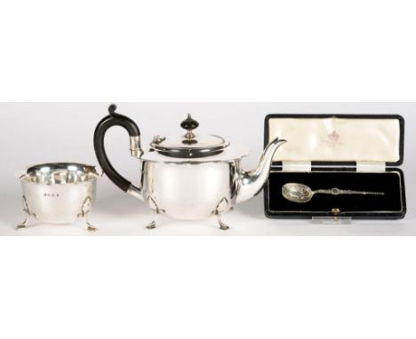 A GEORGE V SILVER TEAPOT AND SUGAR BOWL, TEAPOT 12CM H, SHEFFIELD 1933 AND A SILVER APOSTLE SPOON, CASED, 16OZS 15DWTS 