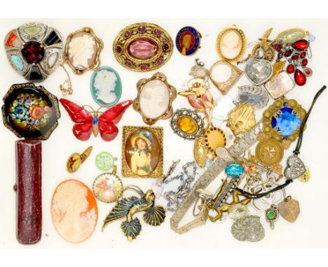 MISCELLANEOUS COSTUME JEWELLERY AND OTHER ARTICLES, TO INCLUDE A SILVER AND RED ENAMEL BUTTERFLY BROOCH AND LOOSE CAMEOS++GOO