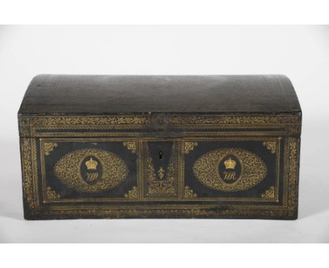 A chest, William IV (1830-1837), green leather lined wood, decoration with gilt irons "Plant motifs", lateral cartouches and 