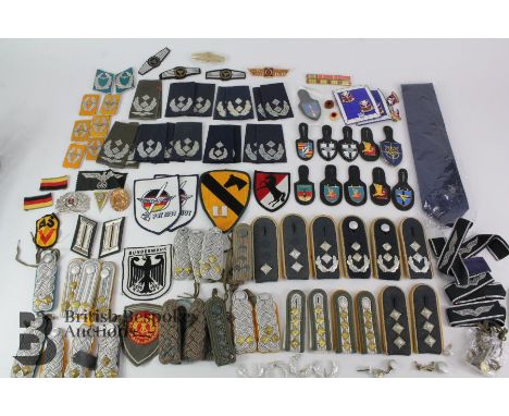 Quantity of military cloth badges including 1st Cavalry Division Association, high rank shoulder epaulettes including Major G