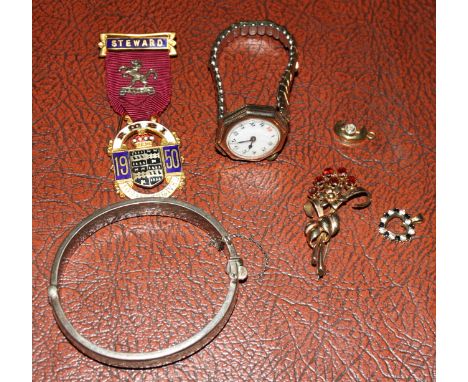 A 9ct gold floral spray brooch, a 9ct gold cased ladies wristwatch, two 9ct gold pendants, a Masonic stewards jewel and an en