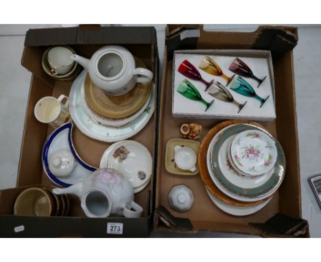 A mixed collection of ceramic items to include decorative wall plates, boxed mid century glass items etc (2 trays)