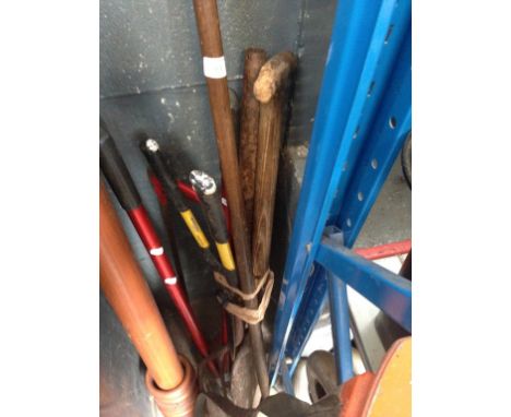 BUNDLE OF GARDEN TOOLS