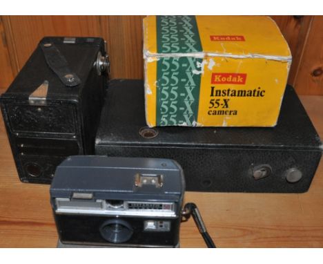 Twelve vintage cameras, comprising various makes and models (12)