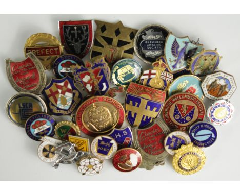 Mixed lot of mostly enamel badges - various includes Butlins, Union etc. (32 approx) 