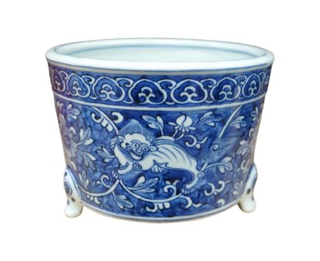 A Chinese blue and white tripod bowl, 18cm diameter. Condition - good