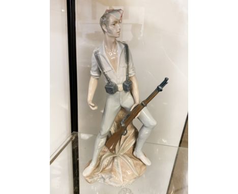 LLADRO SOLDIER FIGURE 30CM APPROX