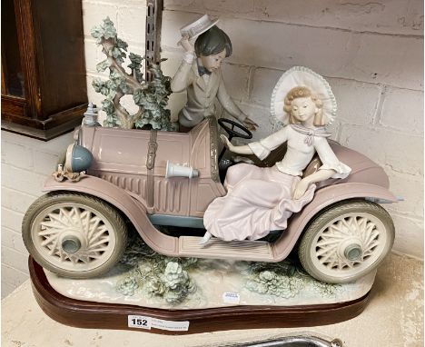 RARE LARGE LLADRO GROUP: YOUNG COUPLE IN CAR REFERENCE 1375 ''LAS DEAS DEL AUTOMOVIL NUMERO 443 CIRCA 1981 WITH CERTIFICATE