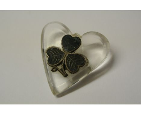 VINTAGE ENAMEL BROOCH: A vintage clear Lucite/plastic brooch in the form of a heart. Measures approx. 3.75cm across. Brass an