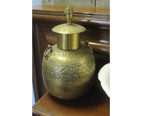 FURNITURE/ HOME - A vintage decorative brass table lamp base. lacking shade, measuring 33cm tall.