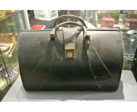 COLLECTABLES - A vintage black leather Doctors Gladstone bag with original brass fittings (lacking key).