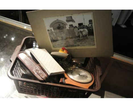 COLLECTABLES - A collection of various vintage items to include an old kodak camera, parker pen, clock & more.