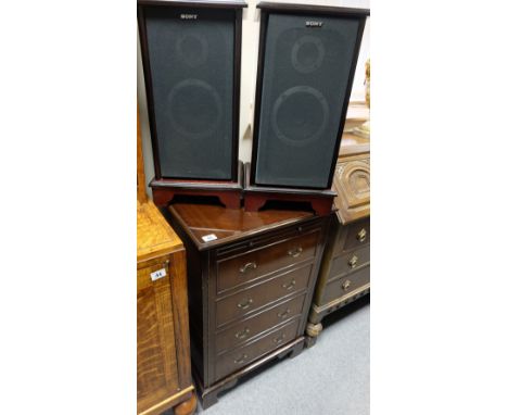 Dark oak hifi cabinet (no internals) with matching speaker stands in shape of chest of drawers (3) 