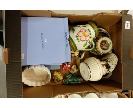 A collection of pottery to include Wedgwood luster queensware vase, boxed Wedgwood decorative plates, miniature Royal Doulton