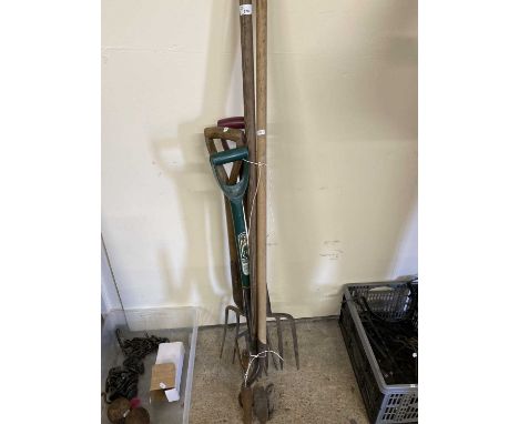 Mixed Lot: Various garden tools