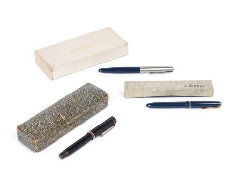 THREE VINTAGE PARKER FOUNTAIN PENS
Comprising:
A black Duofold, with gilt accents, 18K gold nib, circa 1930, with case
A navy
