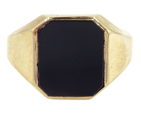 9ct gold single stone black onyx signet ring, hallmarkedCondition Report:Approx 6.9gm, size P, depth = 13mm