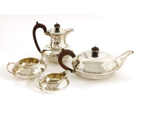 A silver four-piece tea set,maker's marks 'R & P', London, 1934,teapot 11.5cm high (4)