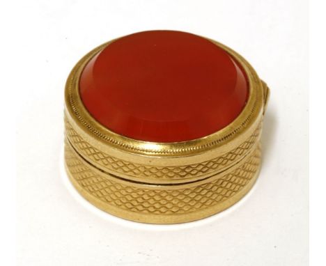 An 18ct gold vinaigrette,Giles Loyer, Birmingham c.1805of circular shape, the cover inset with a cornelian, the sides and bas
