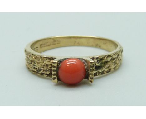 A 9ct gold and coral set ring, 1.9g, J 