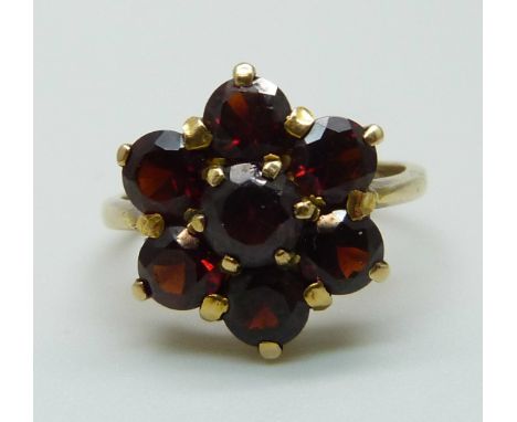 A 9ct gold and garnet ring, 3.6g, L 