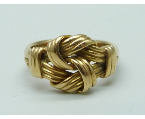 An 18ct gold knot ring, 4.9g, J 