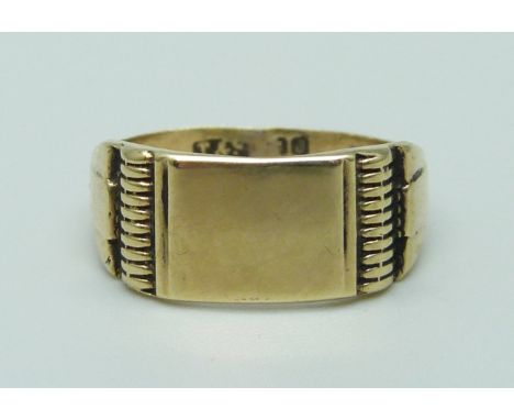 A 9ct gold signet ring, 2.5g, P 